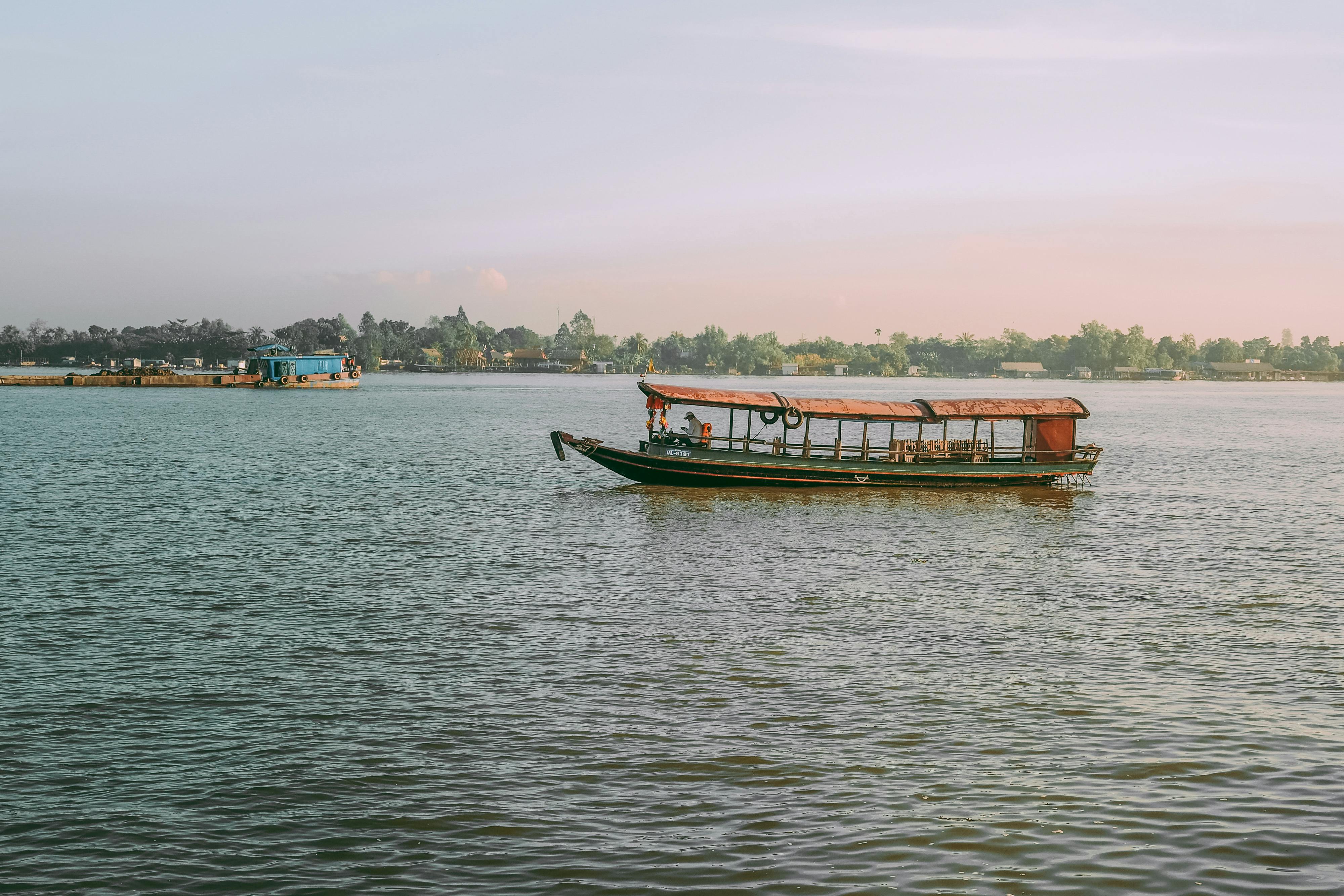 Free boat rides, health camps mark Women’s Day fete — Photo by Vũ  Bụi on Pexels