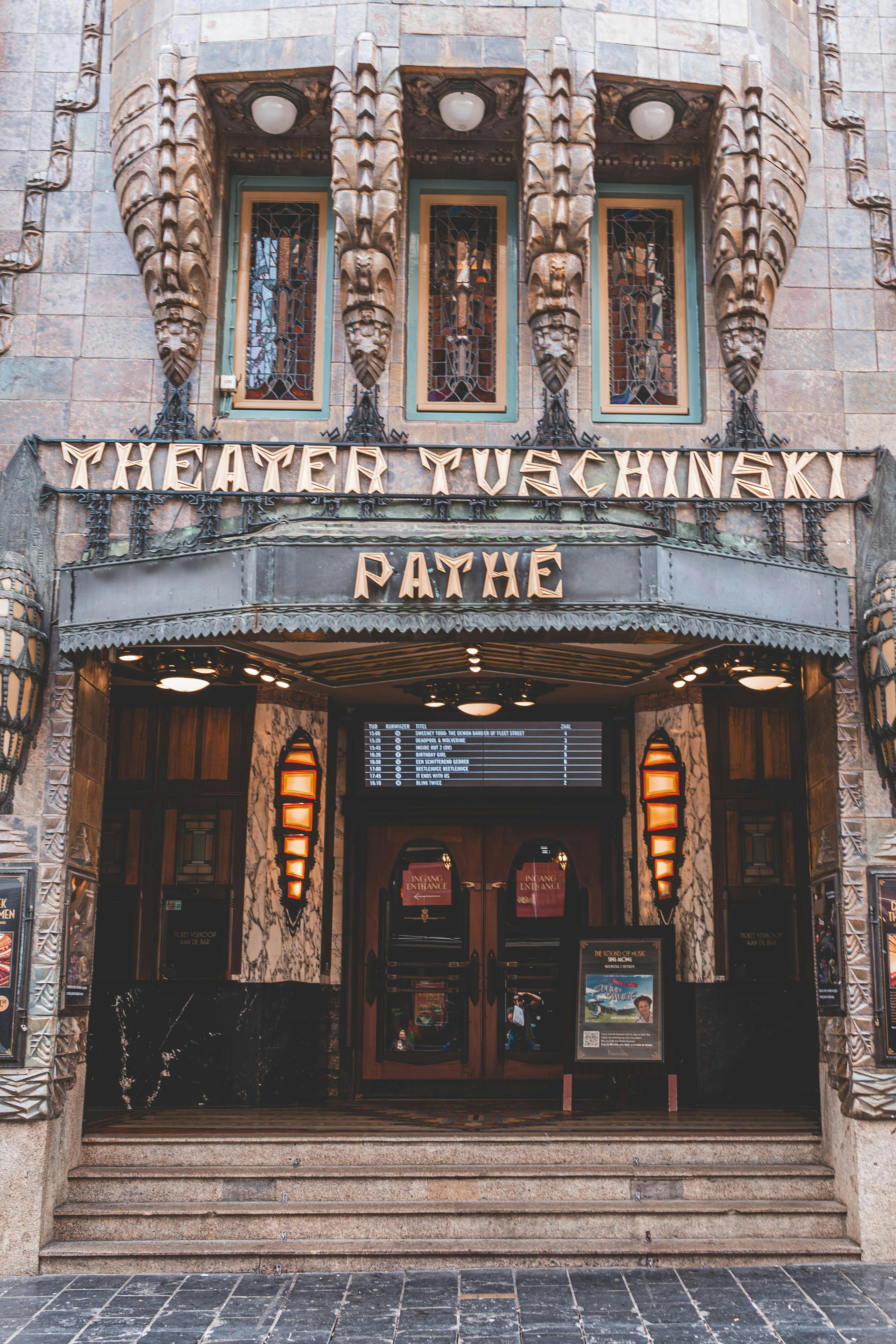 ฟรี สำรวจอาคารด้านหน้าอาร์ตเดโคอันเป็นสัญลักษณ์แห่งโรงละคร Pathe Tuschinski ในอัมสเตอร์ดัม ซึ่งจัดแสดงความงดงามทางสถาปัตยกรรม คลังภาพถ่าย
