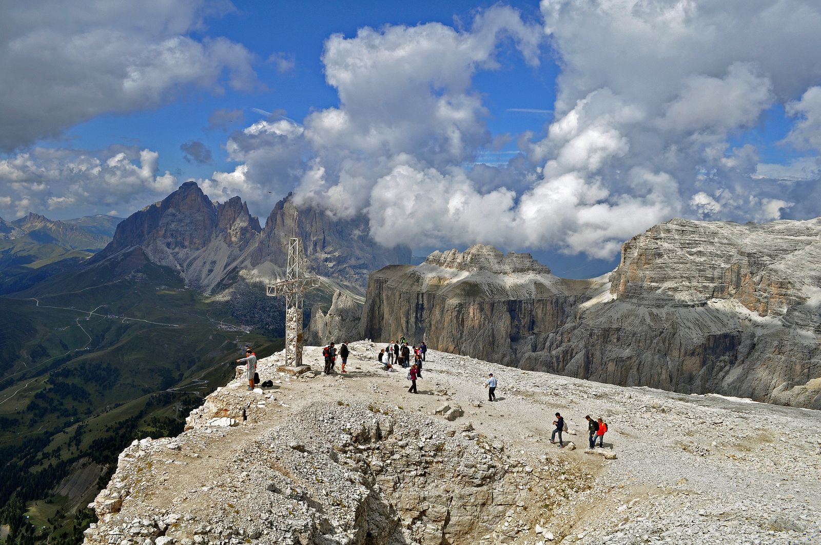 Túrázók a Dolomitok magashegyi gerincén Trentino térségében