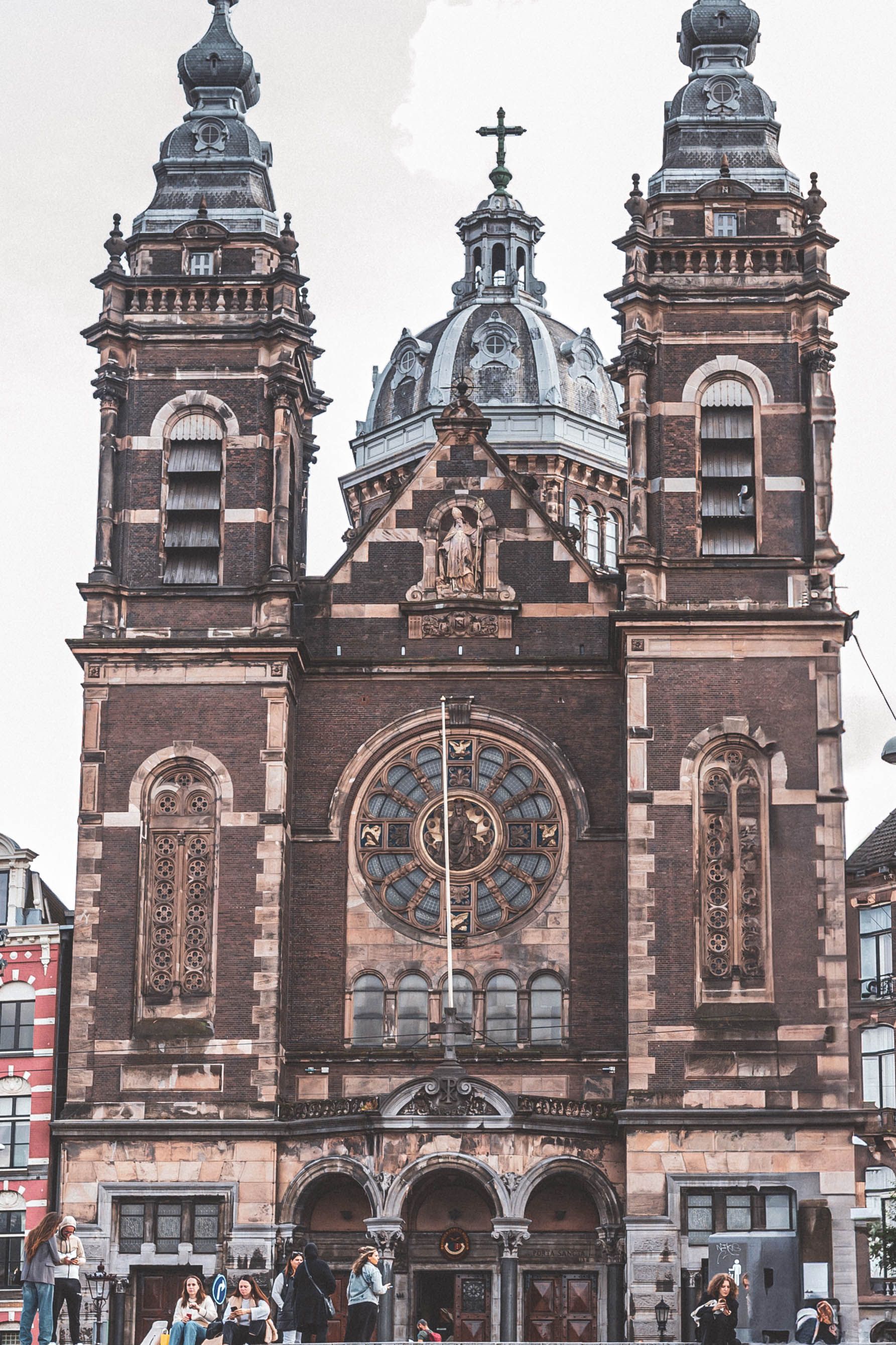 Gotische architectuur van een historische kerk in Amsterdam op een heldere dag.