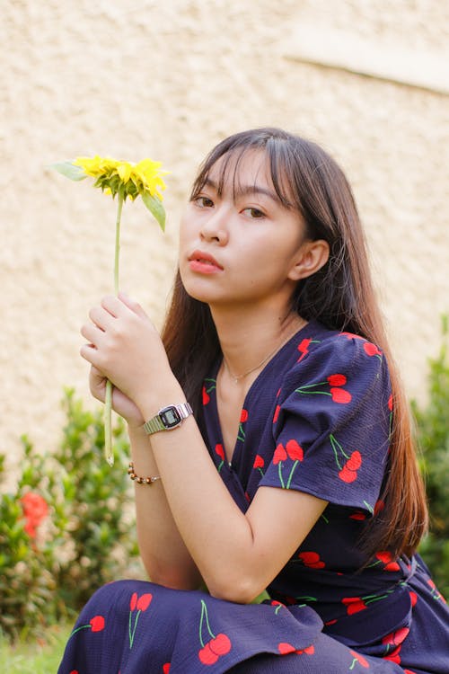 Mujer Sosteniendo Flor Amarilla