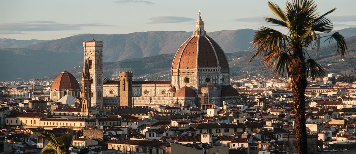 El perfil de Florencia y su catedral al anochecer