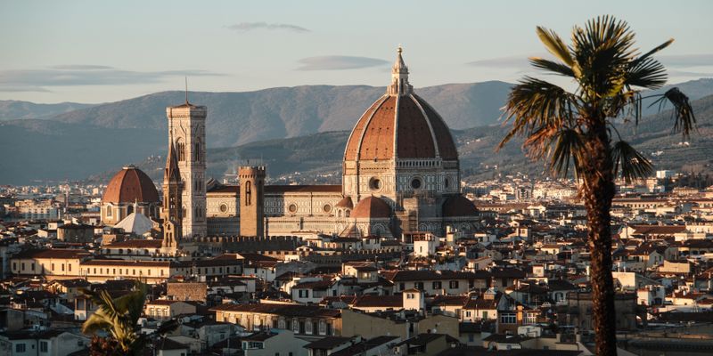 El perfil de Florencia y su catedral al anochecer