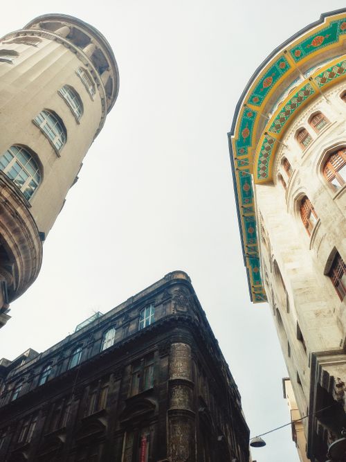 Free Upward view of Art Deco buildings with ornate details against a clear sky. Stock Photo