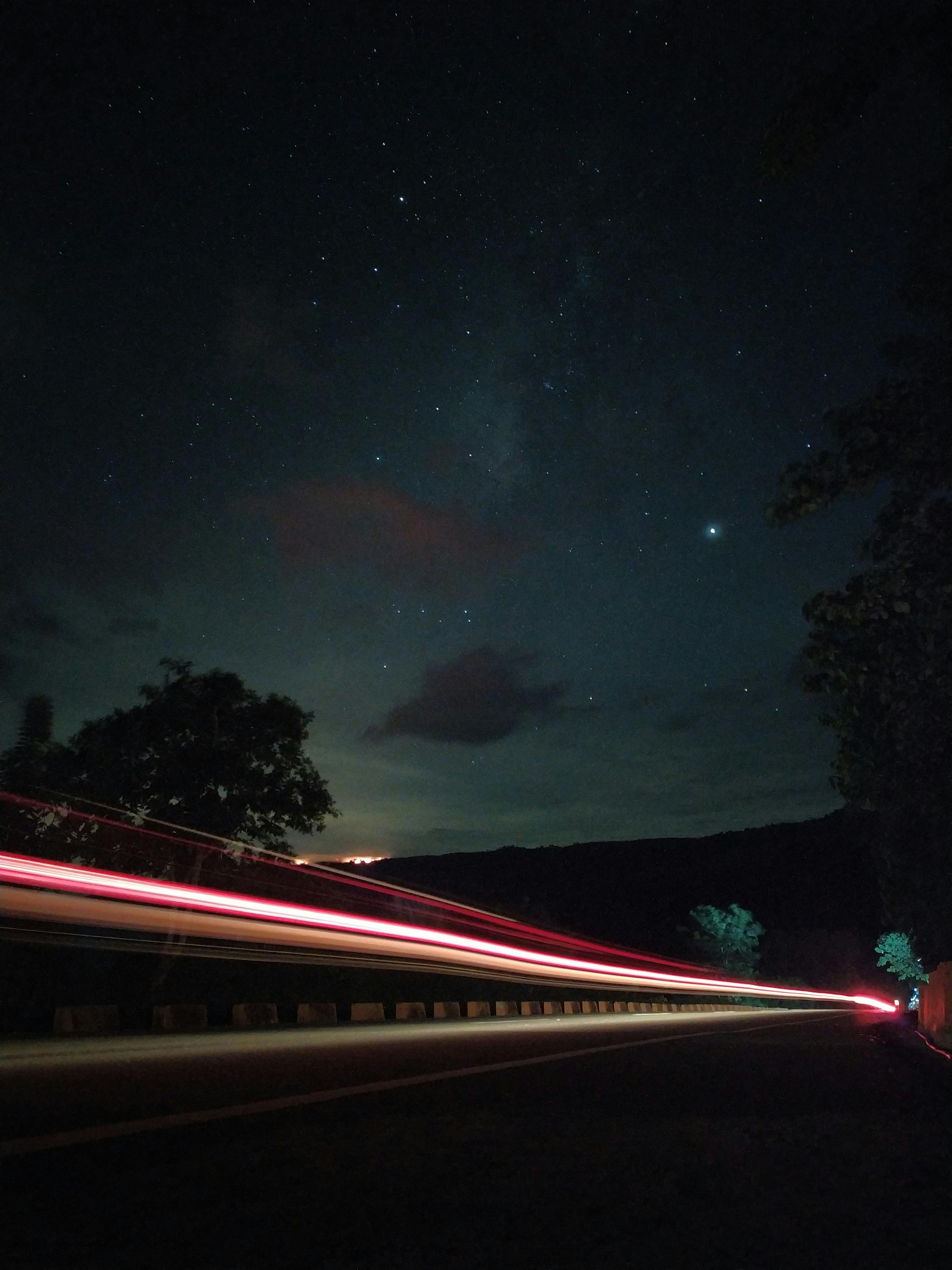 菲律宾丁格兰一条道路上，迷人的长时间曝光捕捉到了光线条纹和星空