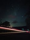 菲律宾丁格兰一条道路上，迷人的长时间曝光捕捉到了光线条纹和星空