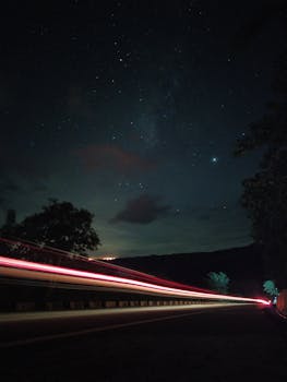 菲律宾丁格兰一条道路上，迷人的长时间曝光捕捉到了光线条纹和星空