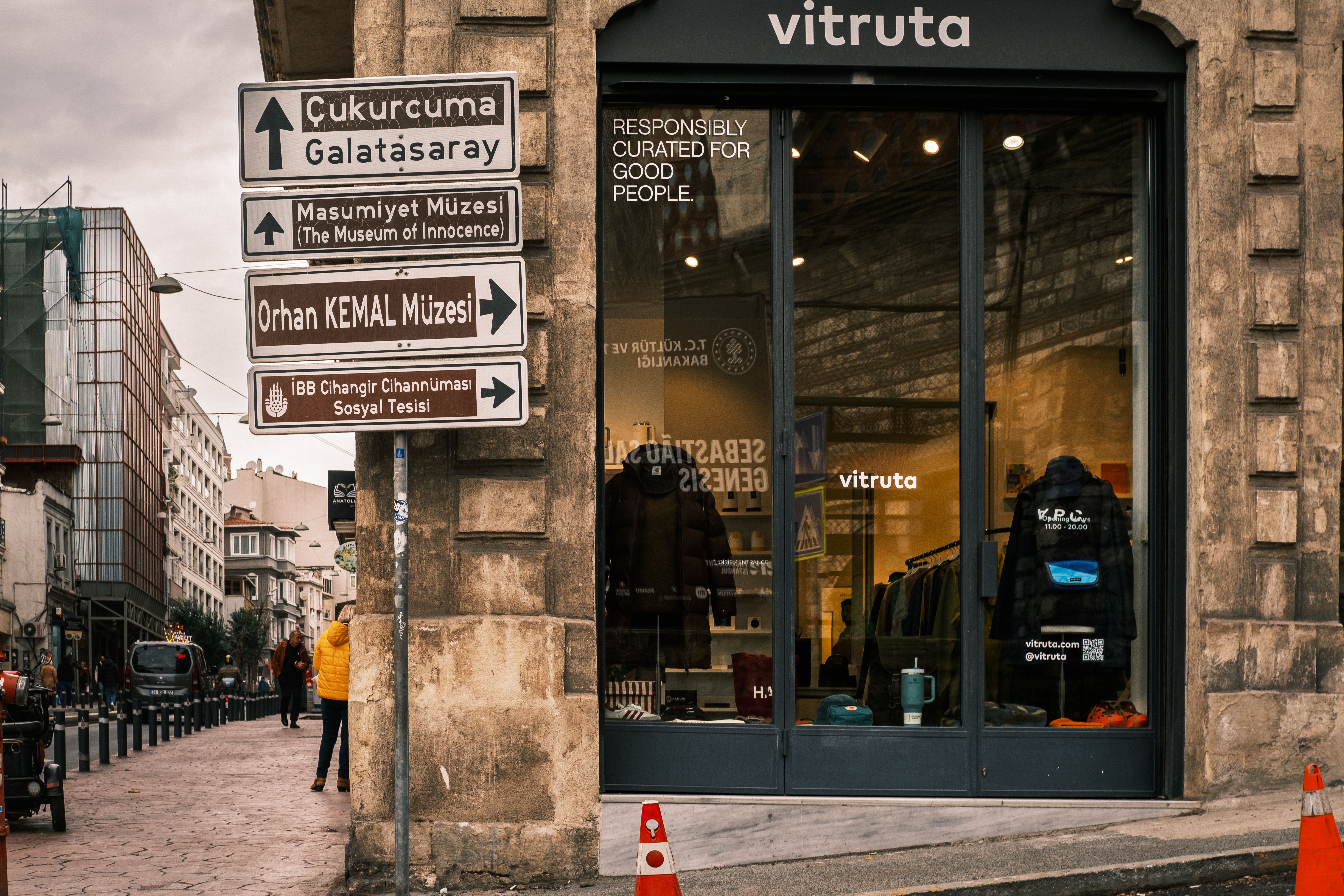 Chic Urban Street with Istanbul Signage · Free Stock Photo