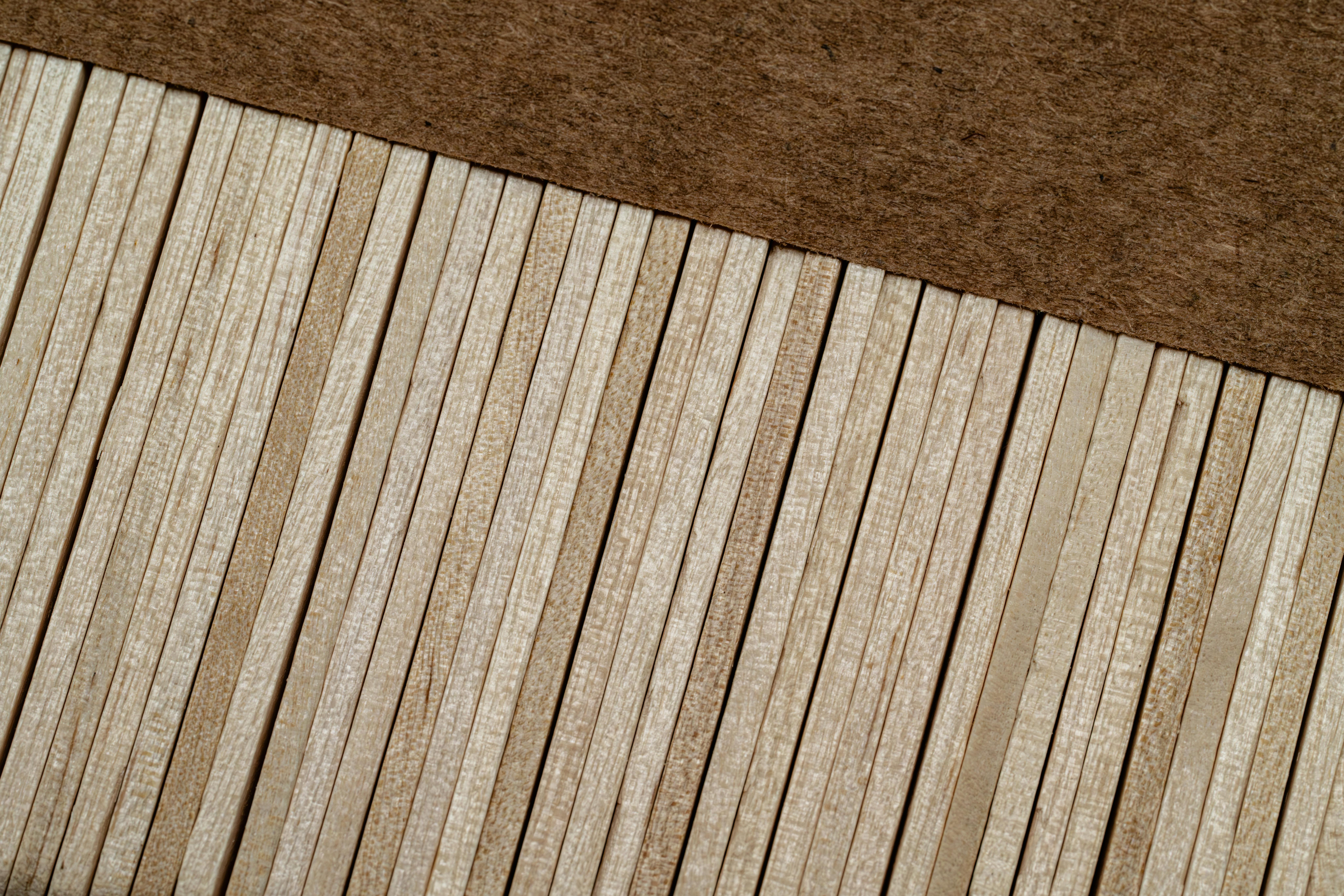 Gratuit Un prim-plan artistic cu scânduri de lemn paralele care creează un model texturat. Fotografie de stoc
