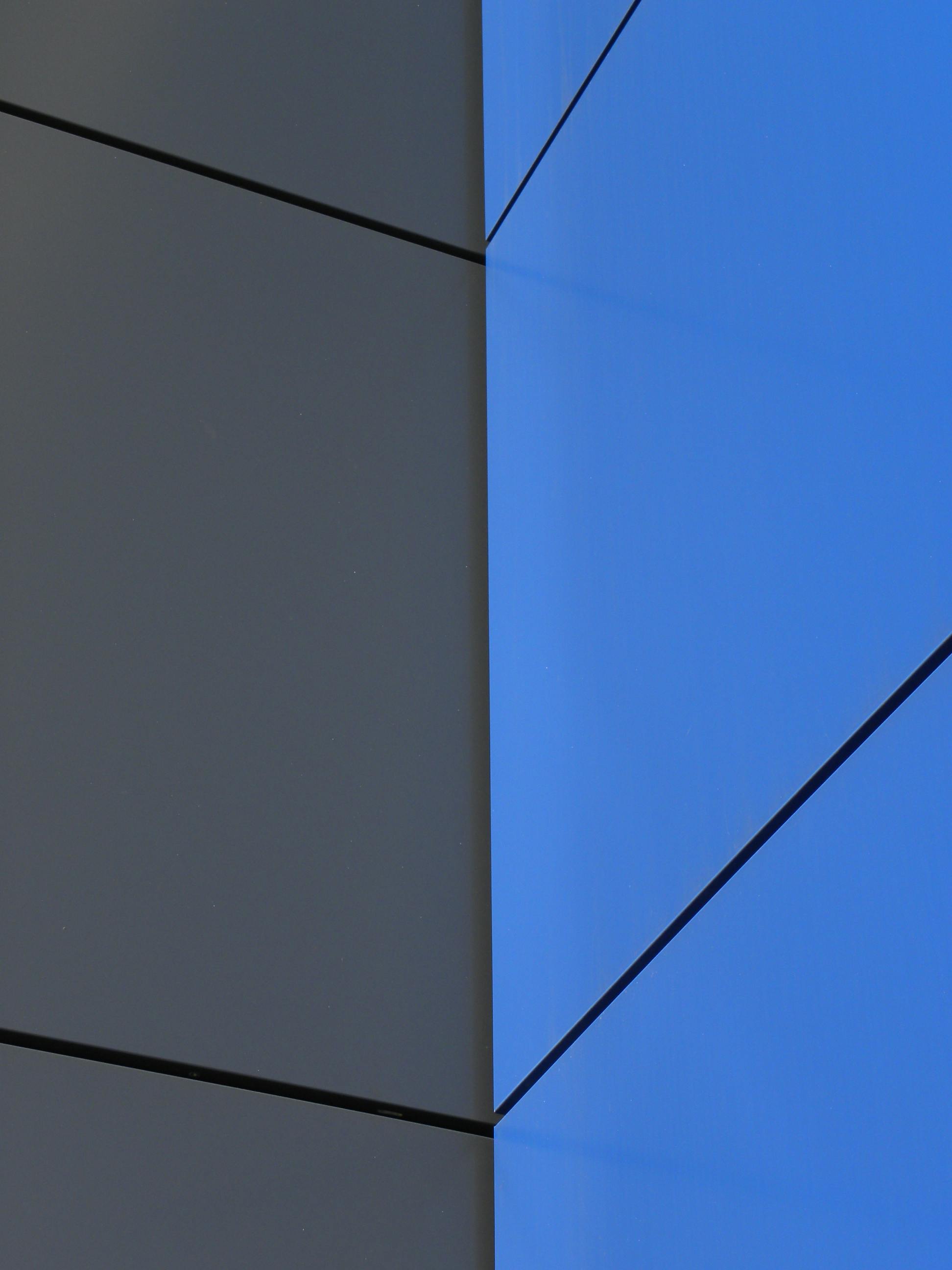 bezplatná Elegantní geometrické panely v modré a šedé barvě vytvářejí moderní abstraktní design. Základová fotografie