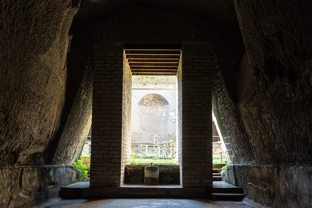 Interiorul unei clădiri romane de la Herculaneum, cu vedere prin ușă spre situl excavat