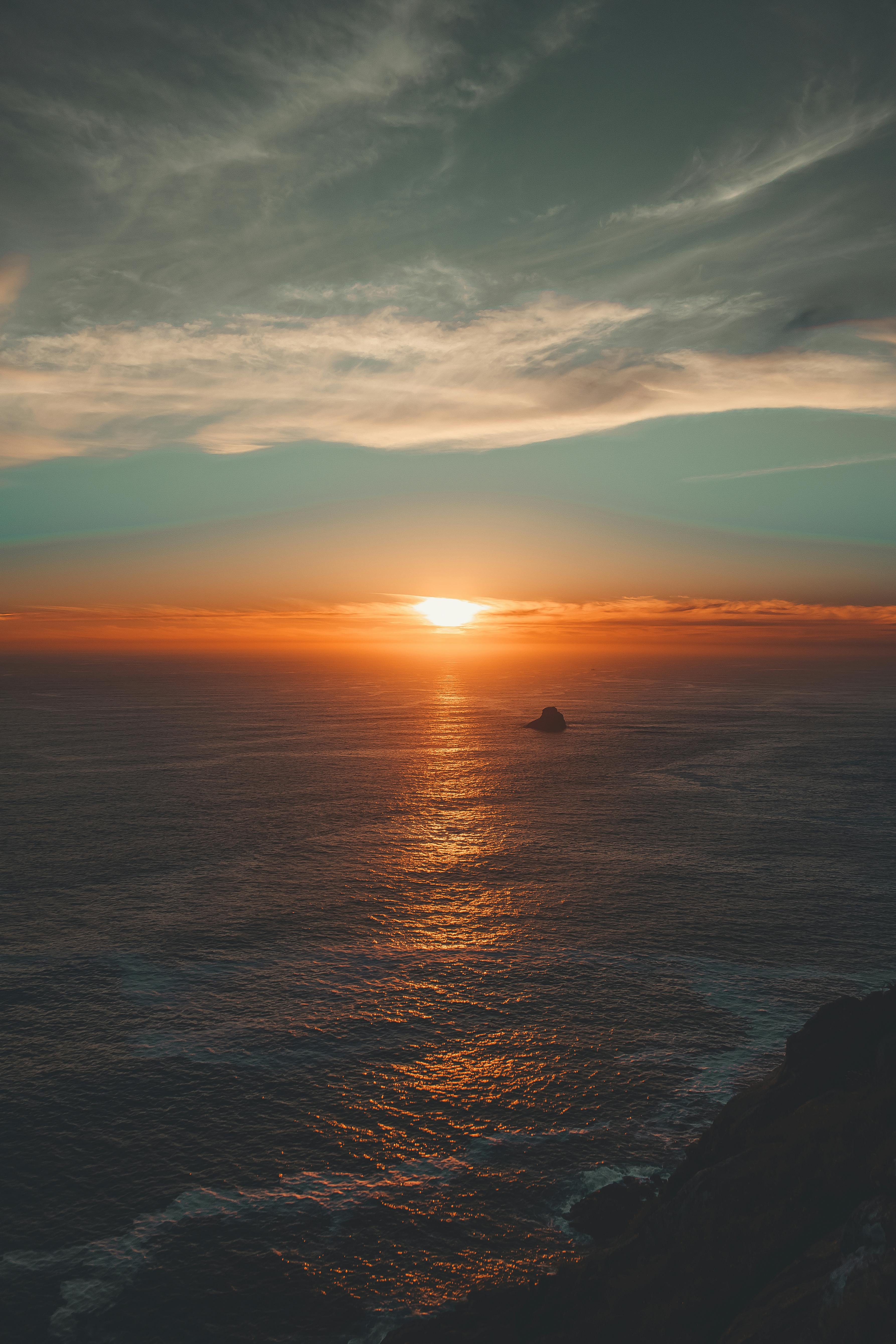 海洋上的日落令人惊叹，色彩鲜艳，氛围宁静，非常适合喜爱宁静与自然的爱好者