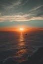 海洋上令人惊叹的日落，色彩鲜艳，氛围宁静，非常适合宁静和自然爱好者