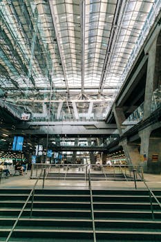 未来派内部景观采用钢铁和玻璃设计，强调现代建筑风格