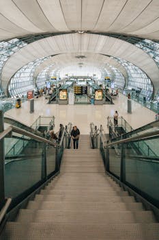 现代机场航站楼的广角视图，凸显了其建筑设计和内部空间的宽敞感