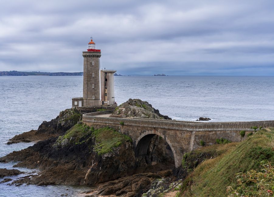 Rugged coastline of Brittany under an overcast sky, characteristic of France's oceanic climate