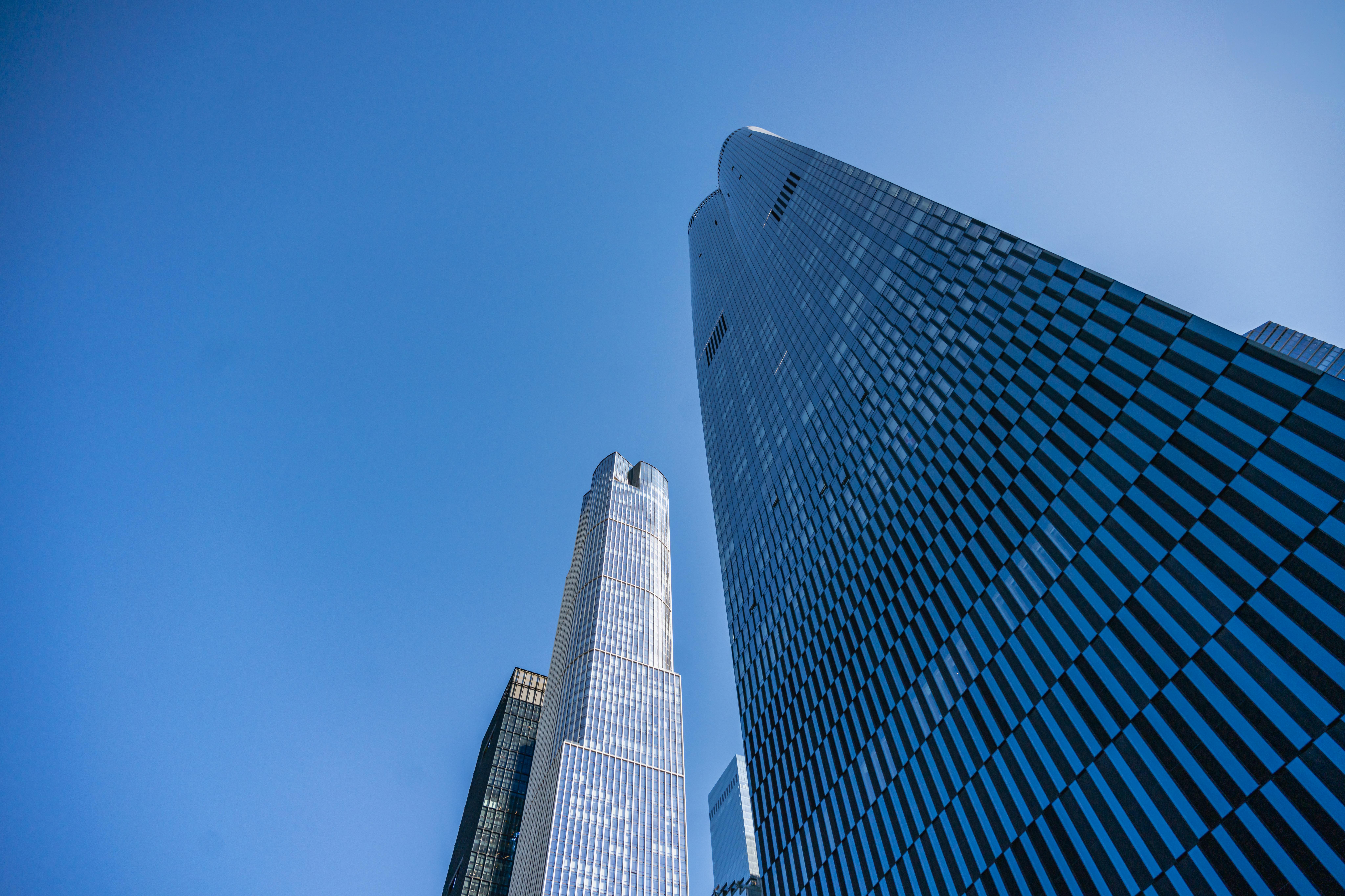 Kostenlos Dynamische Ansicht der modernen Wolkenkratzer New Yorks vor einem klaren blauen Himmel Stock-Foto