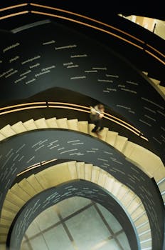 现代螺旋楼梯的迷人景色，带有动作模糊效果，非常适合建筑主题