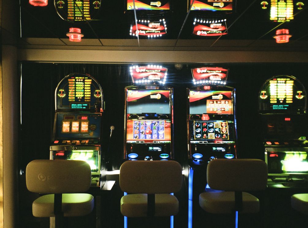 Online Casino: Spielautomaten und Live-Spiele im Überblick
