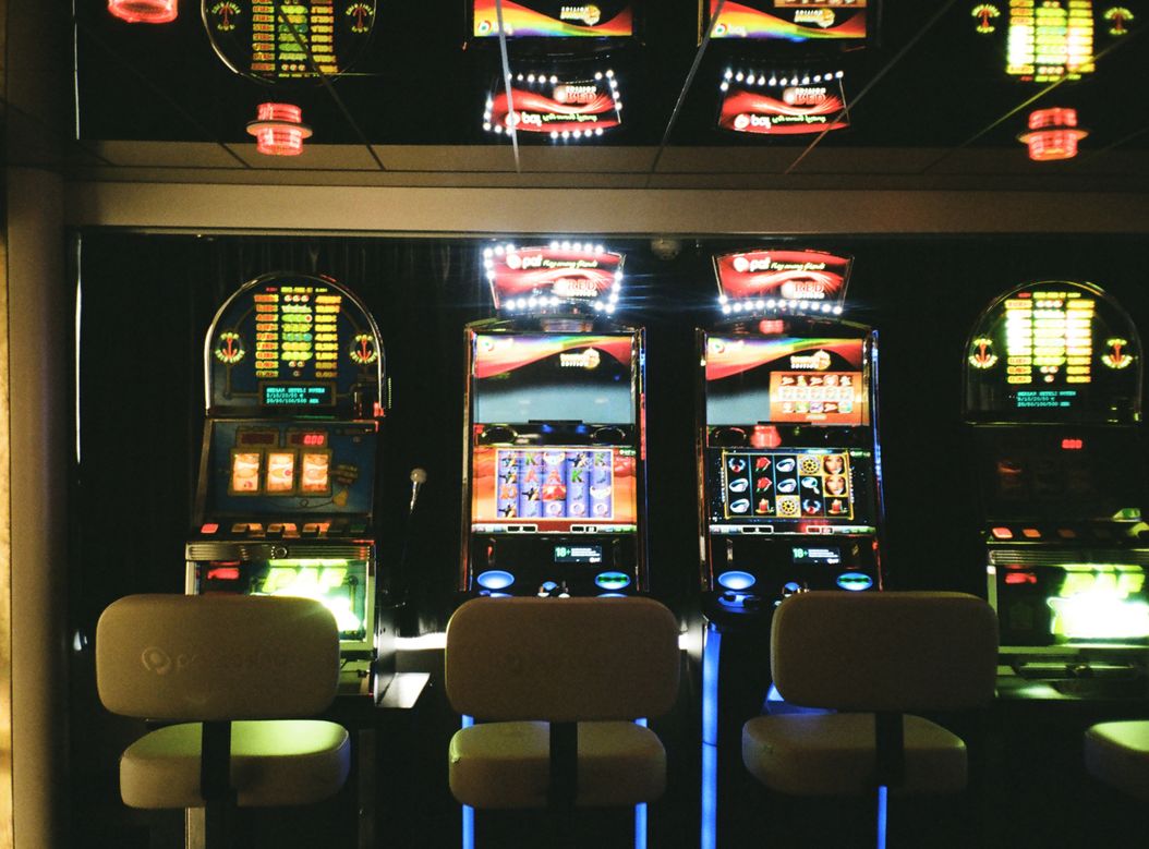 Online Casino: Spielautomaten und Live-Spiele im Überblick