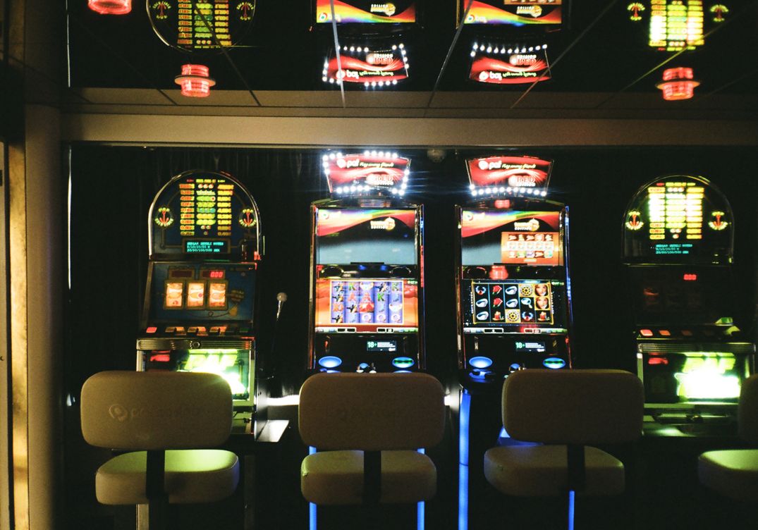 Online Casino: Spielautomaten und Live-Spiele im Überblick