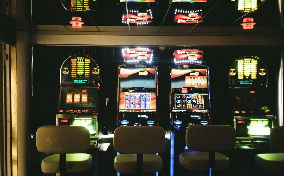 Online Casino: Spielautomaten und Live-Spiele im Überblick
