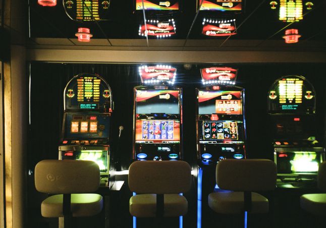Online Casino: Spielautomaten und Live-Spiele im Überblick