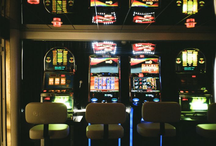 Online Casino: Spielautomaten und Live-Spiele im Überblick