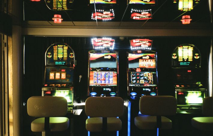 Online Casino: Spielautomaten und Live-Spiele im Überblick