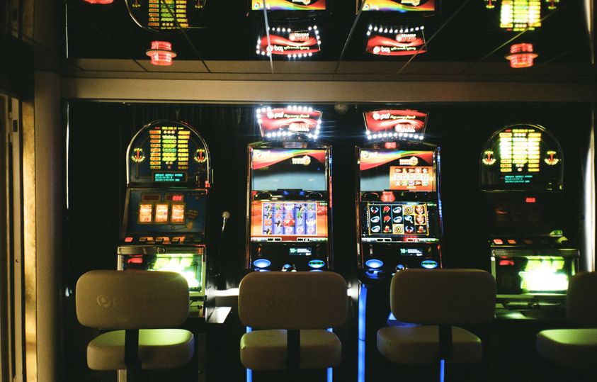 Online Casino: Spielautomaten und Live-Spiele im Überblick