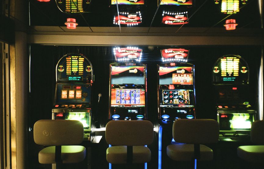 Online Casino: Spielautomaten und Live-Spiele im Überblick