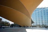 现代建筑中木材与玻璃的惊人组合，在白天与外面的人们一同被拍摄下来