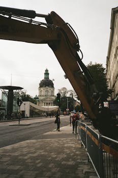 城市地区一座历史悠久的圆顶建筑附近的建筑工地街景