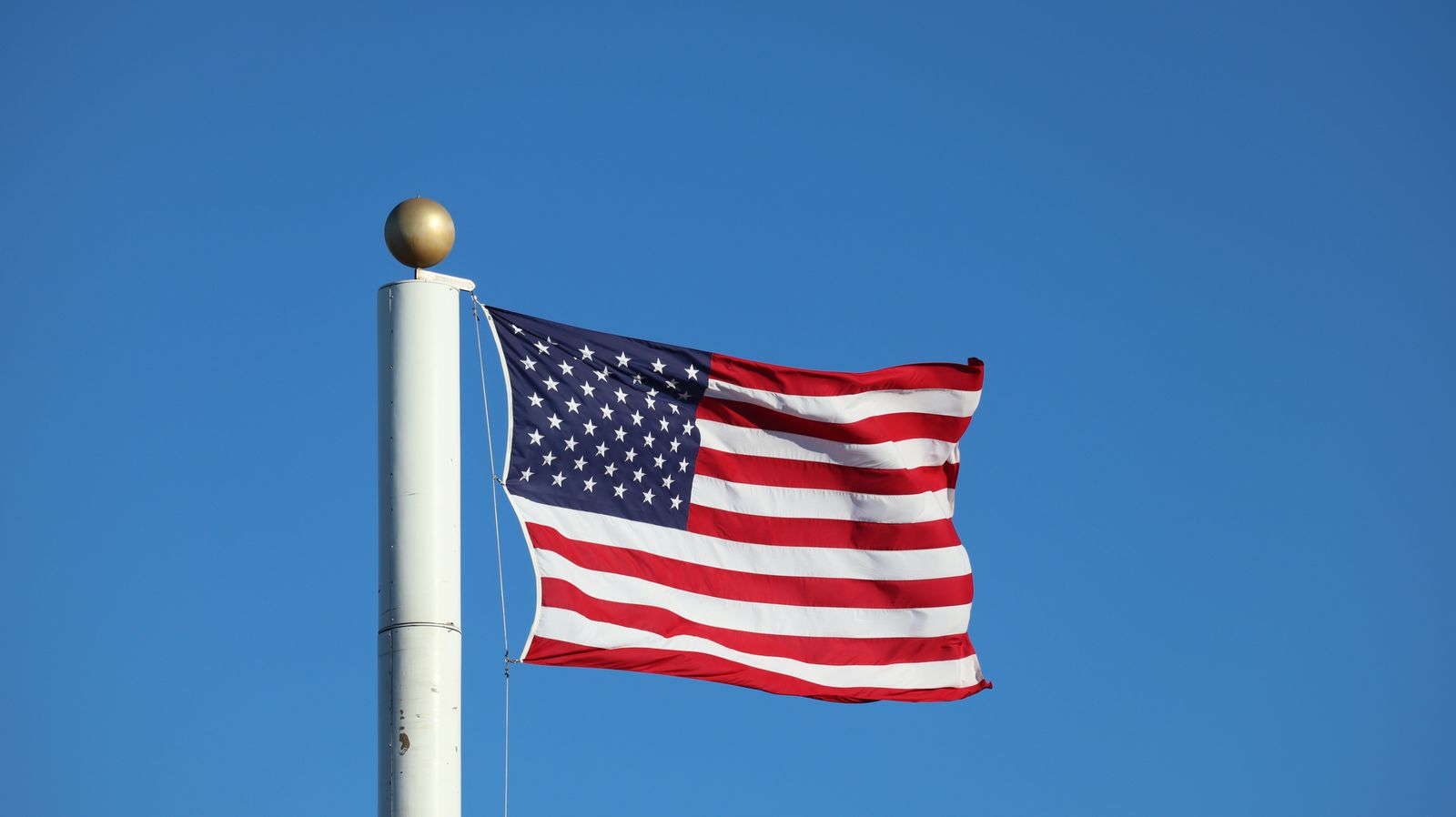 bandeira dos Estados Unidos hasteada