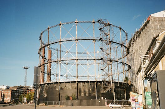 晴朗蓝天下，城市环境中大型工业煤气表的结构