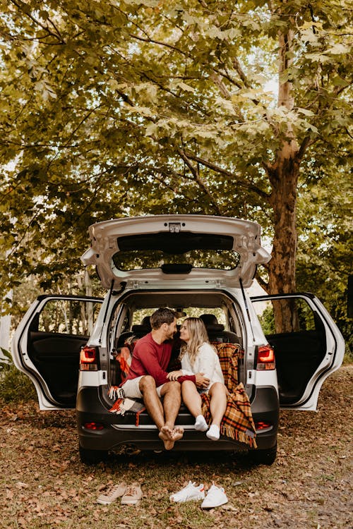 Foto De Casal Sentado Na Parte De Trás Do Carro