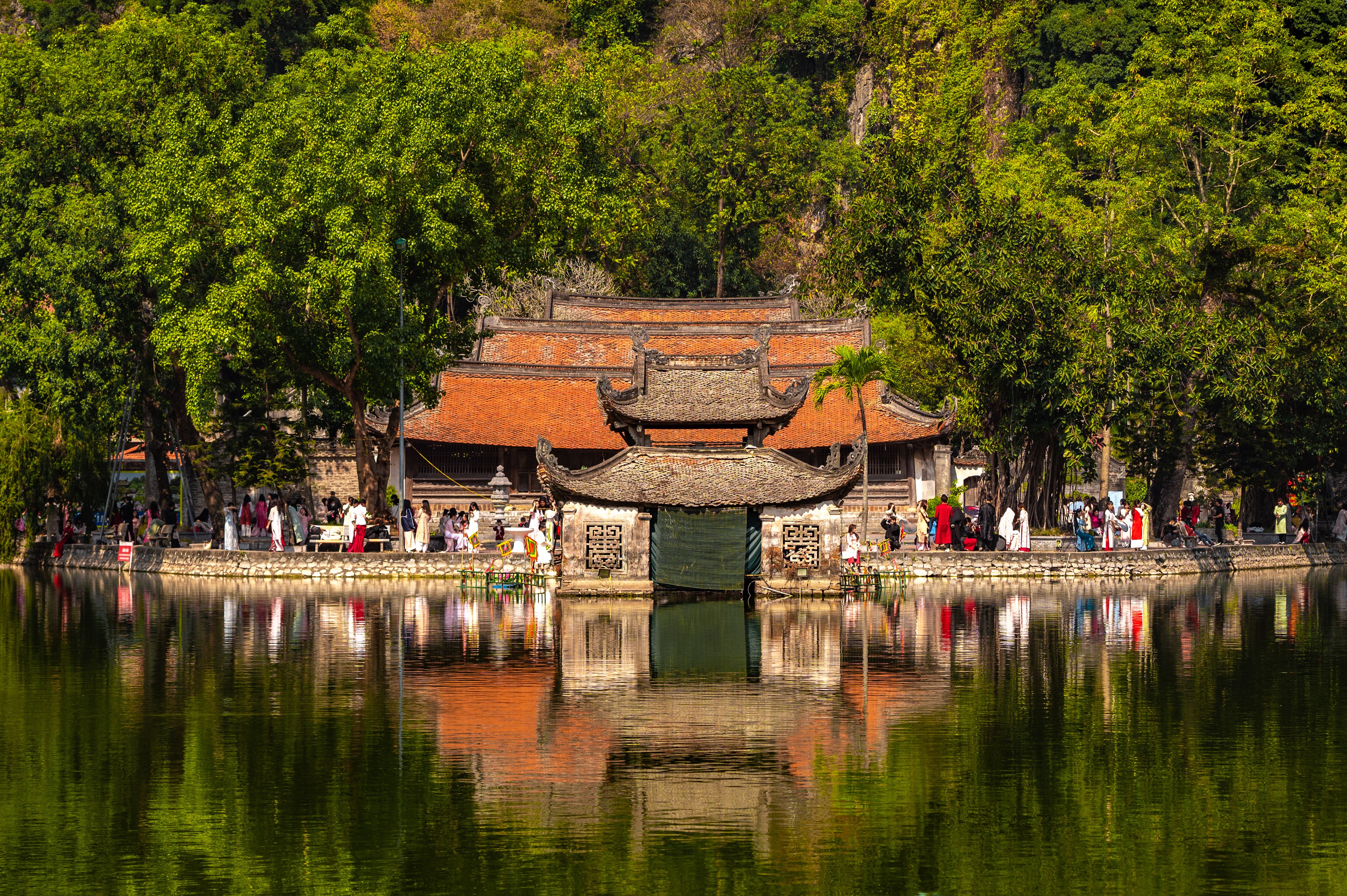 Tranquil Vietnamese Temple by a Reflective Lake · Free Stock Photo