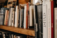 书架上舒适的环境展示着各种强调文学和知识的精装书籍