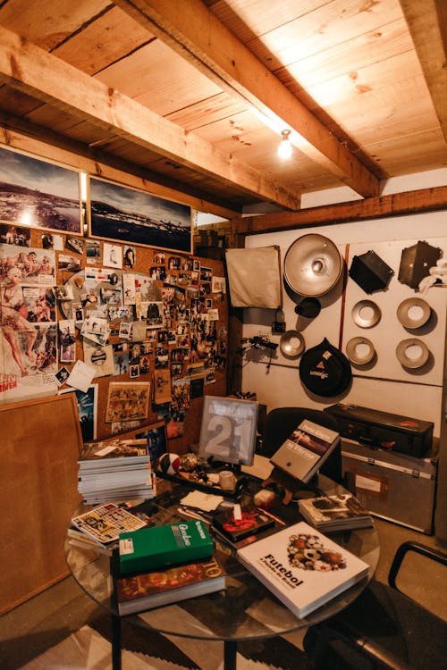 Een Kamer Vol Foto's Aan De Muur En Diverse Boeken Op Tafel