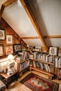阁楼空间舒适，木制书架上摆满了书籍，灯光温暖