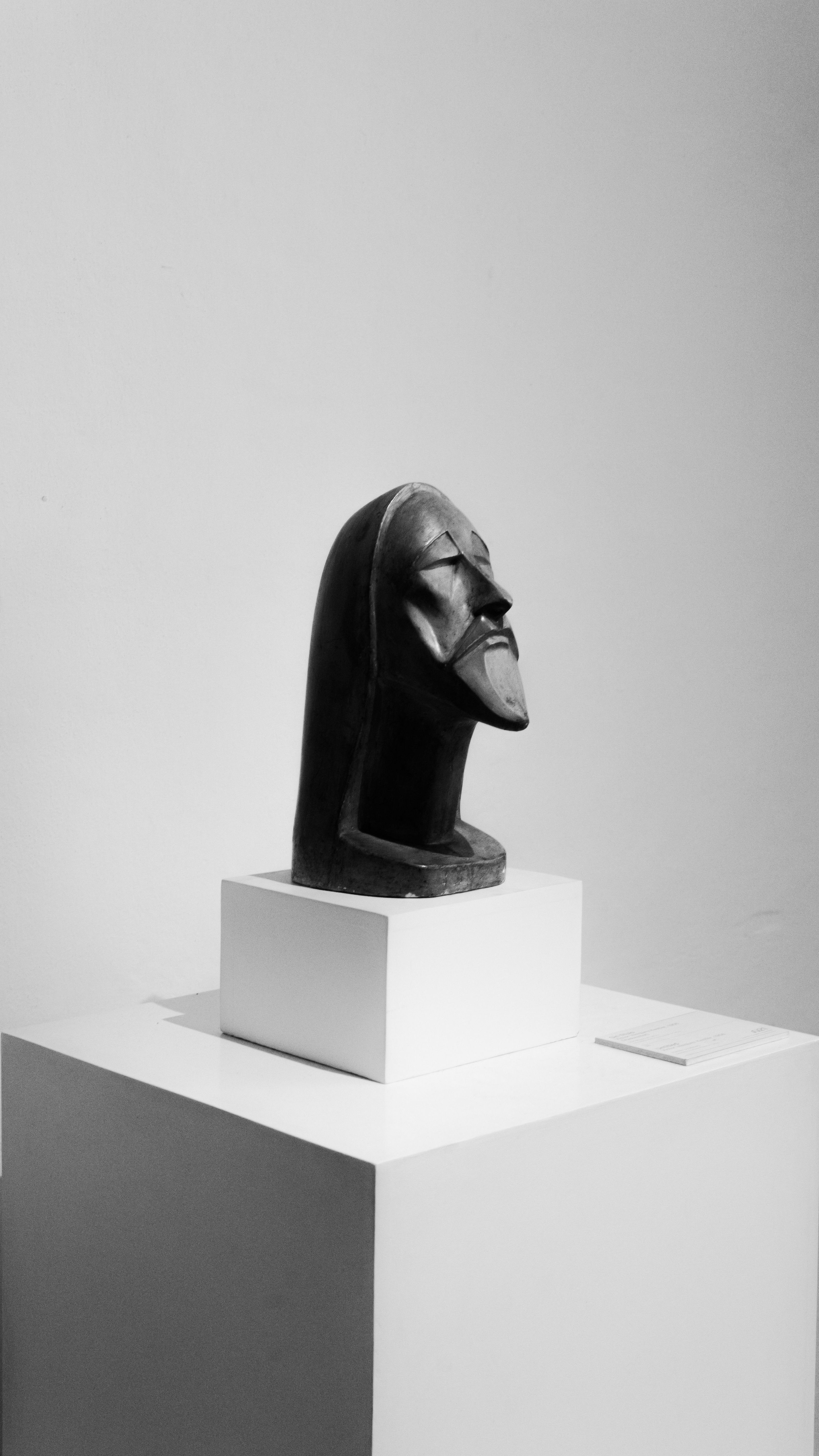 Sculpture moderne en exposition dans une galerie minimaliste