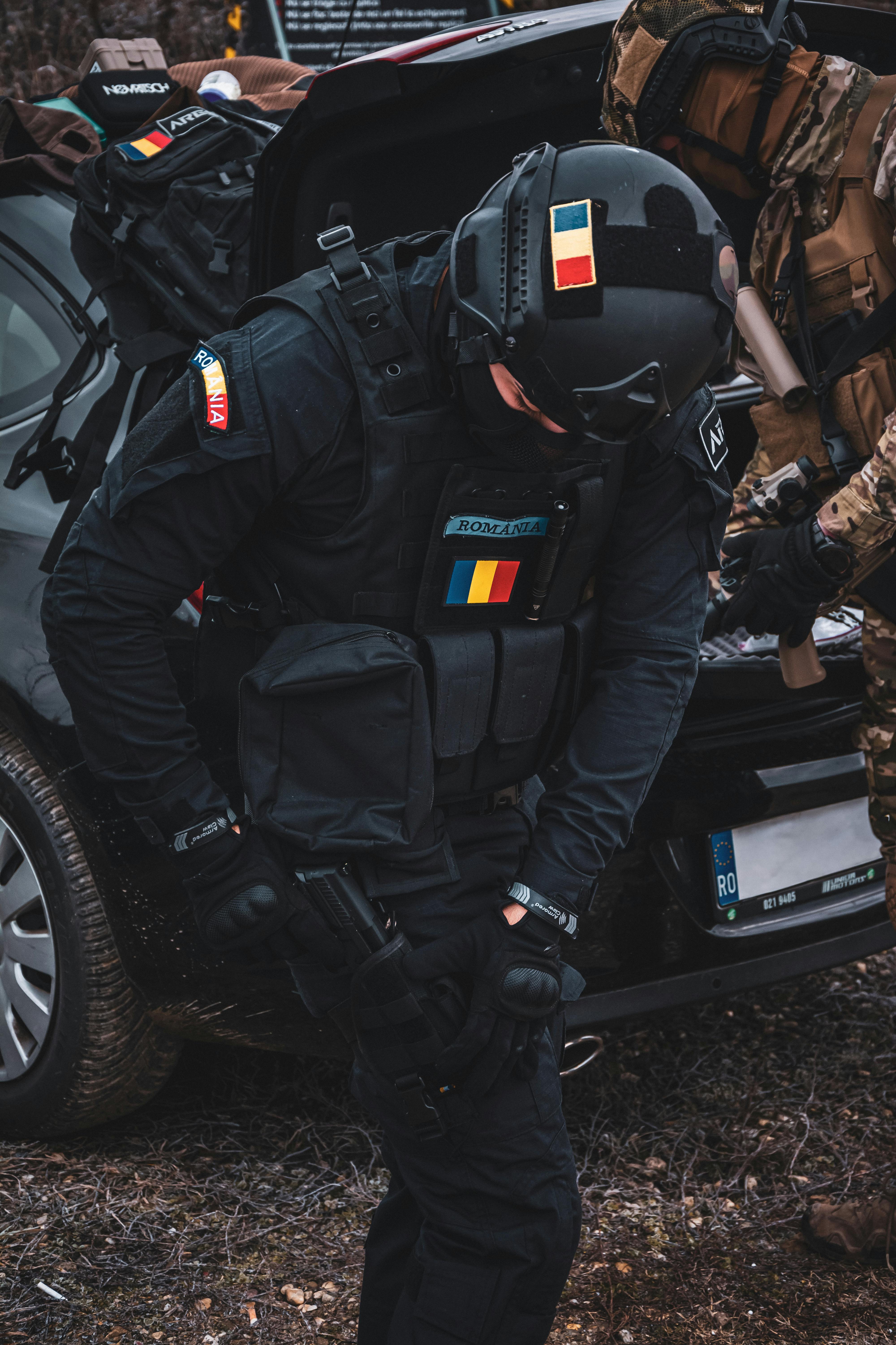 Doi bărbați amenință polițiștii cu topoare.