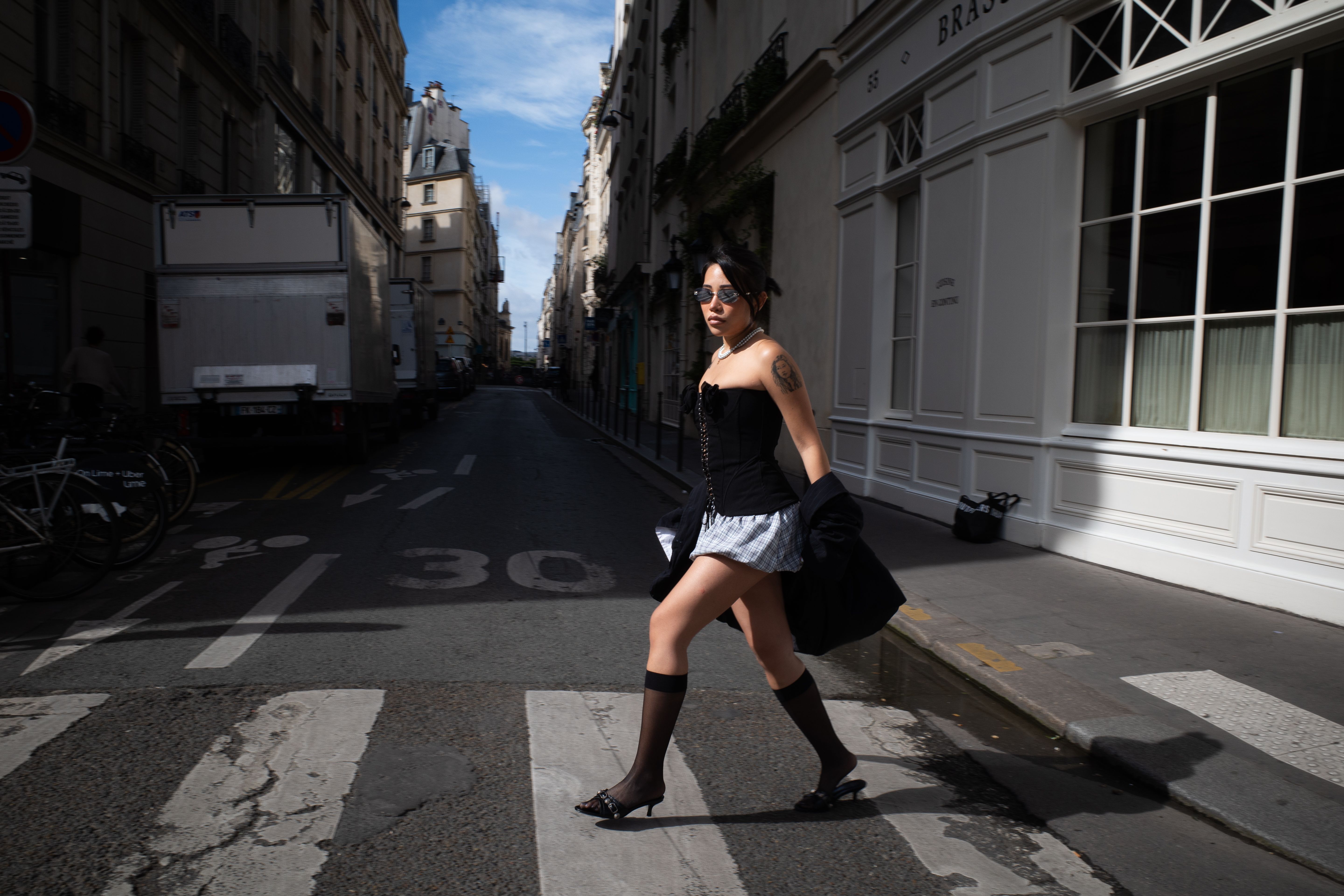 L’Alchimie du Matin Parisien : Comment l’Harmonie entre Tenue Assortie et Soins Personnels Révèle Vo