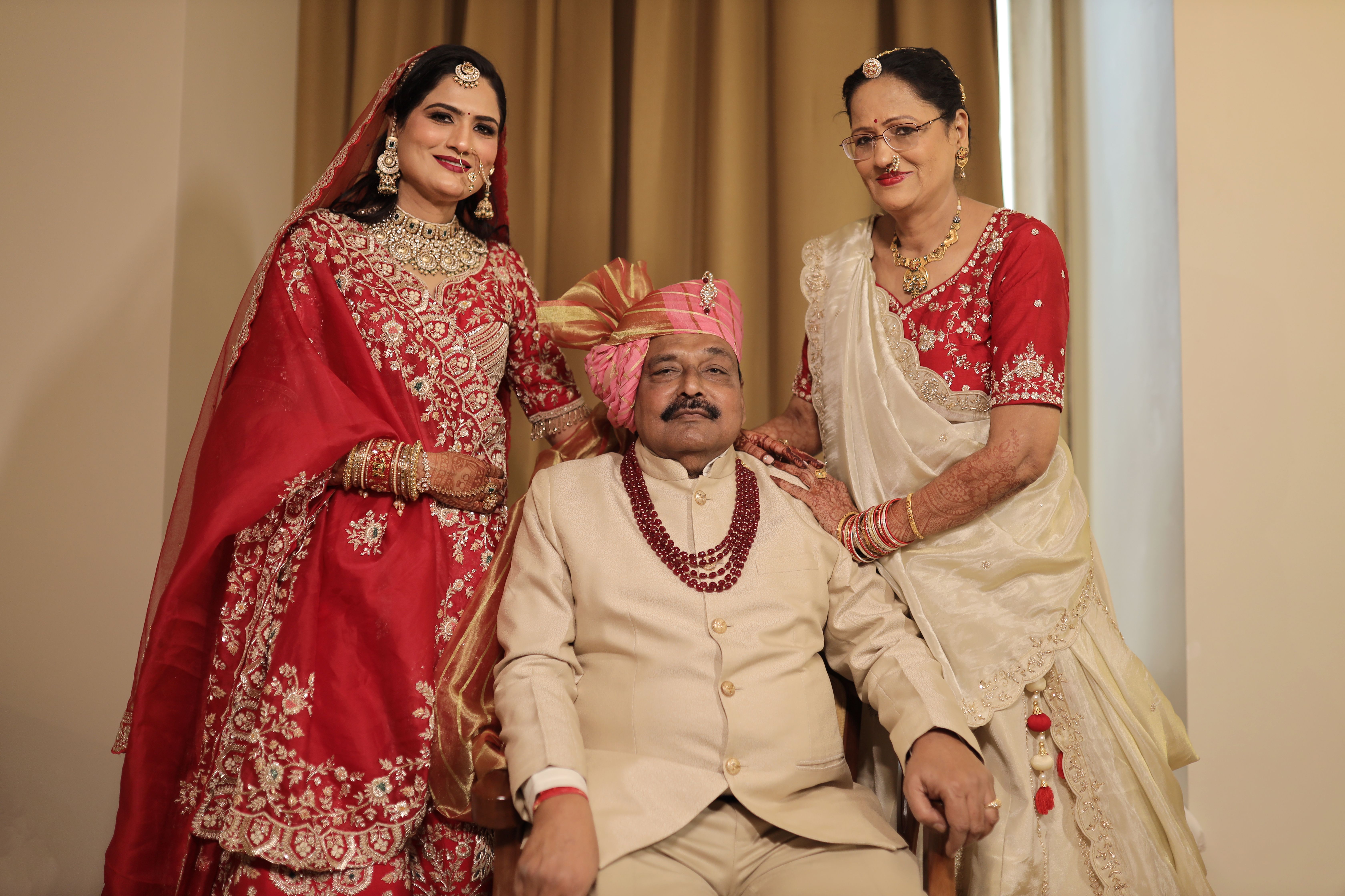 भुगतान रसीदों, स्क्रीनशॉट और सहायता टिकटों को व्यवस्थित करता खिलाड़ी, मेज पर लैपटॉप और फोन