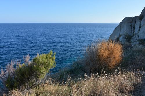 Free Beautiful coastal landscape with rugged cliffs and vast ocean view. Stock Photo