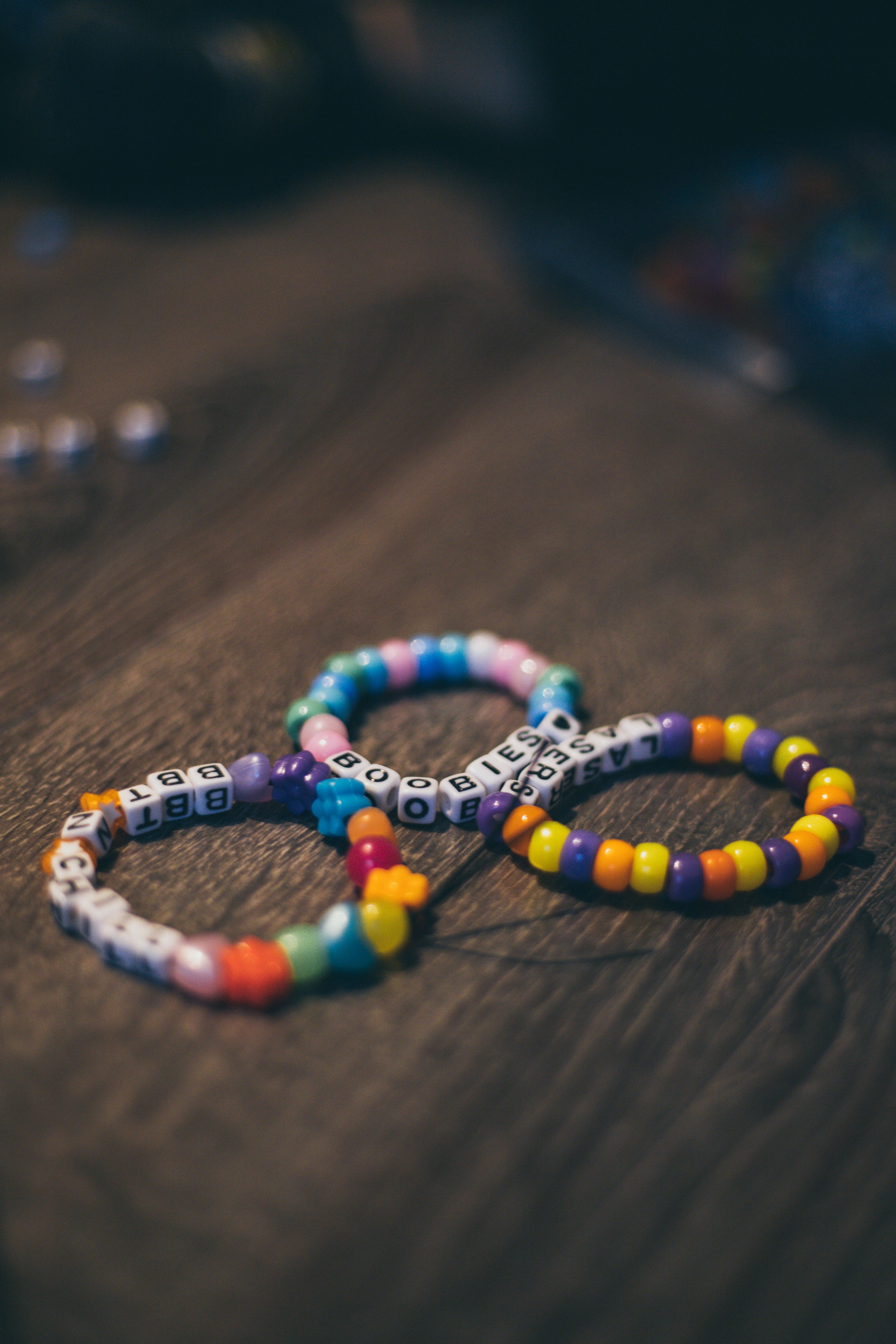 Bracelets de perles colorées posés côte à côte.