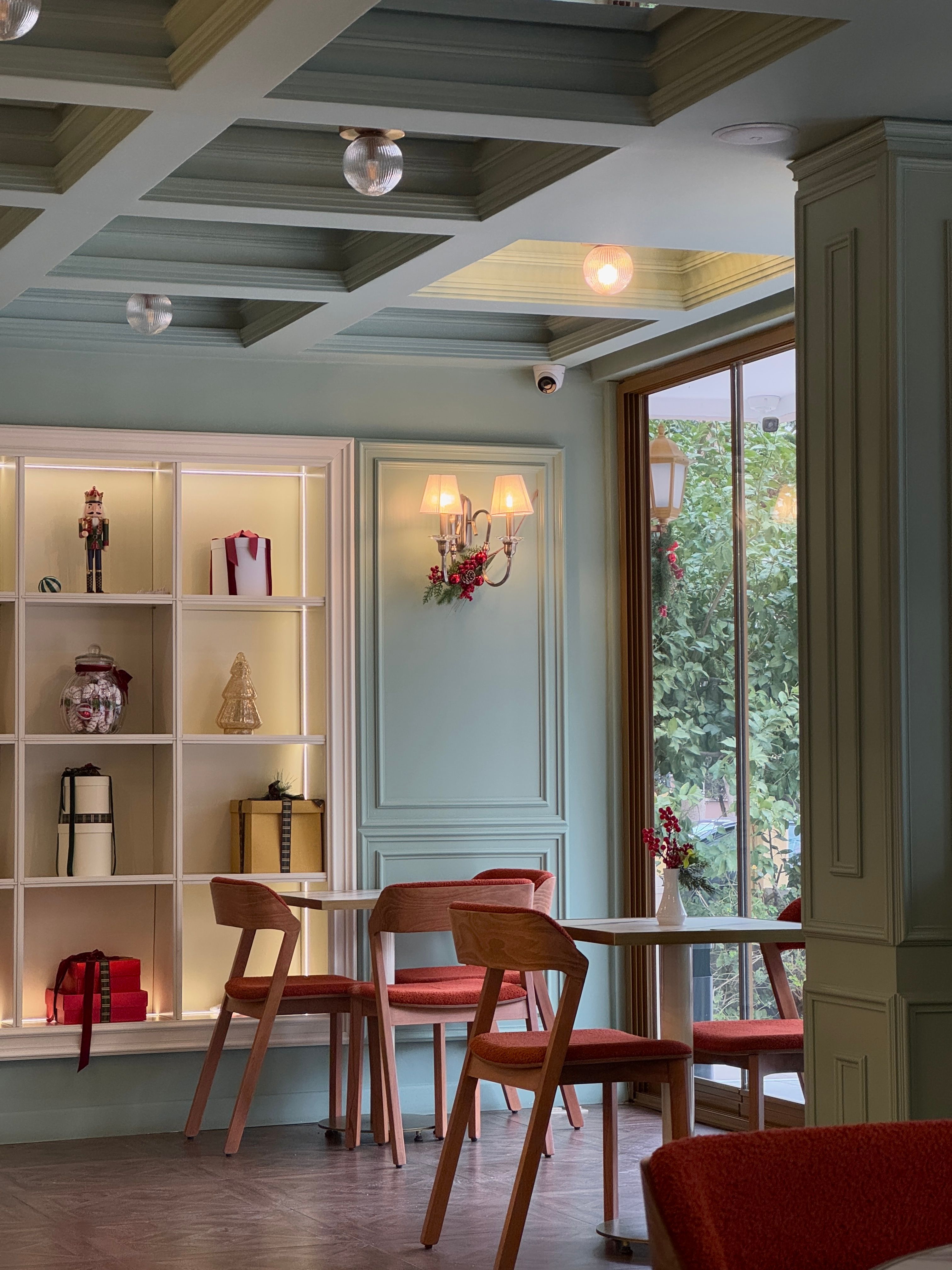 Cozy Vintage Cafe Interior with Decor · Free Stock Photo