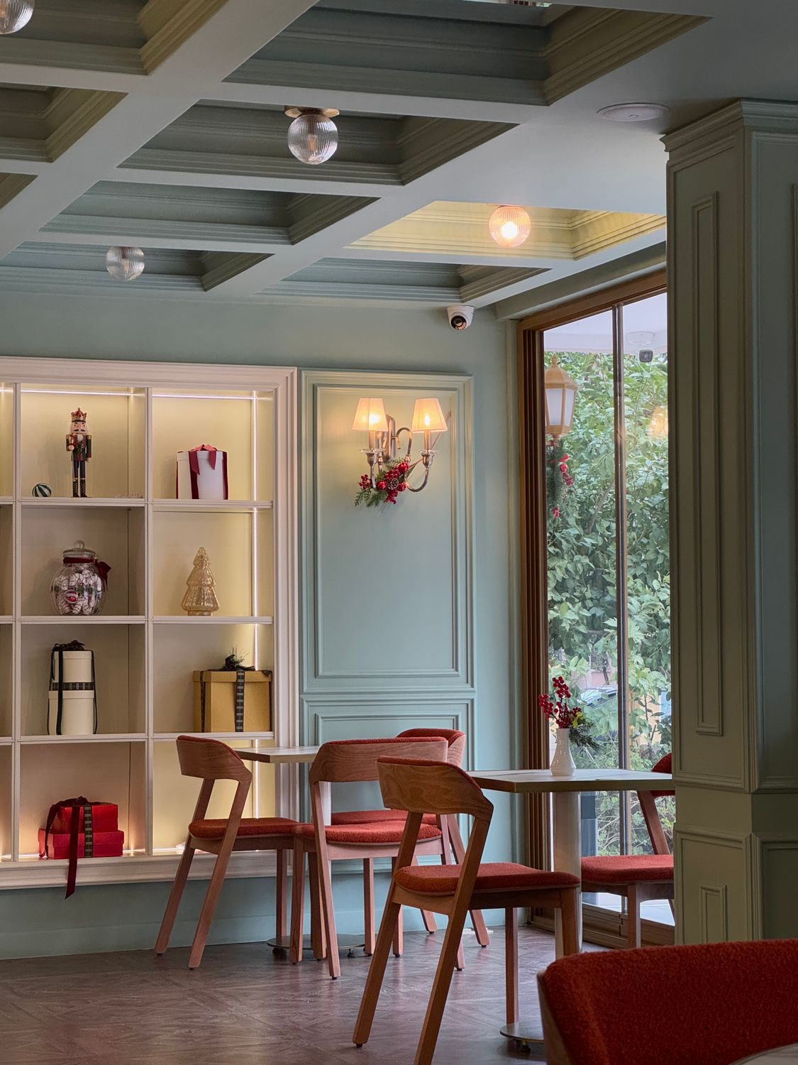Cozy Vintage Cafe Interior with Decor · Free Stock Photo