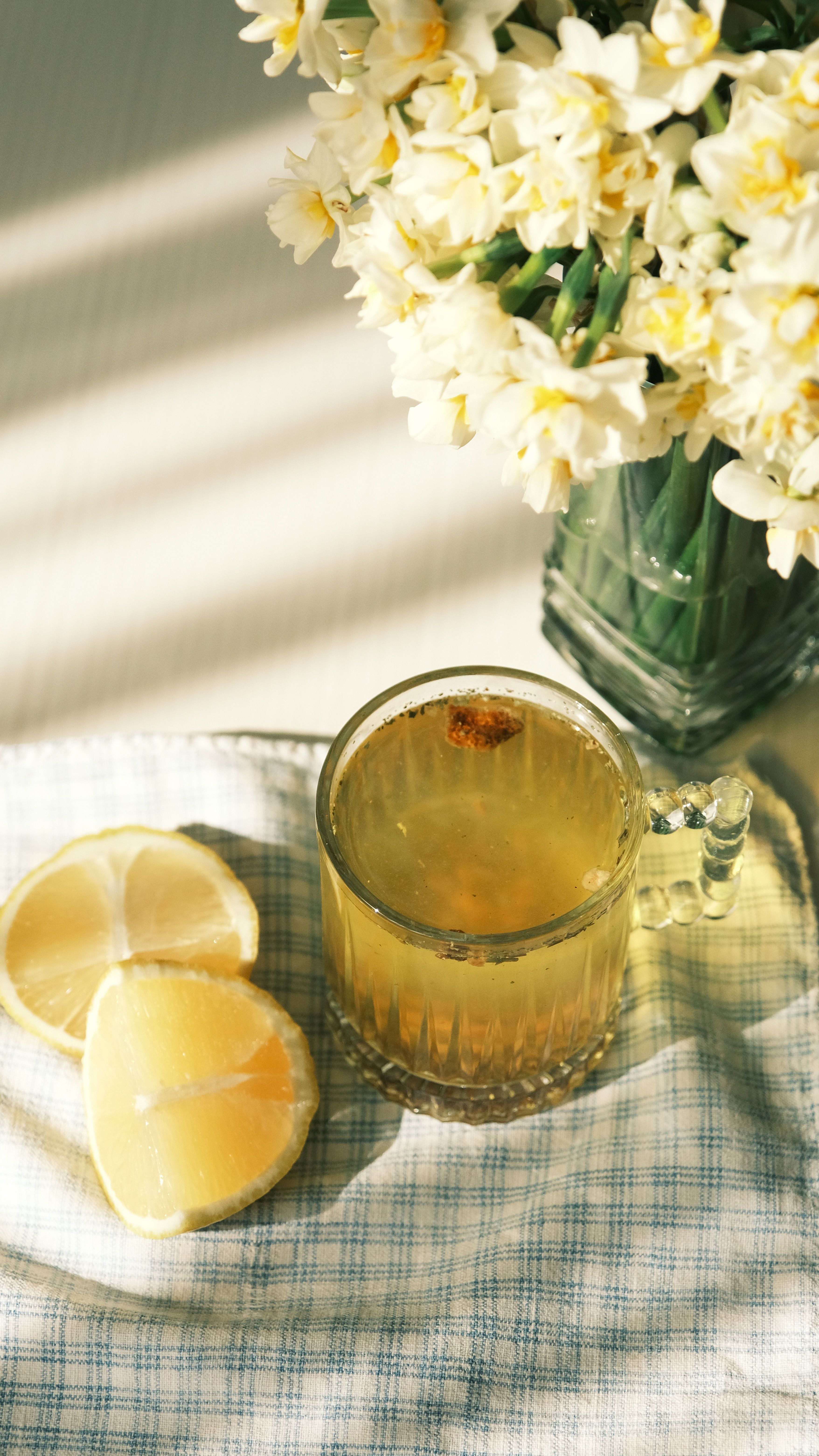 Spring Daffodil Bouquet with Lemon Tea · Free Stock Photo