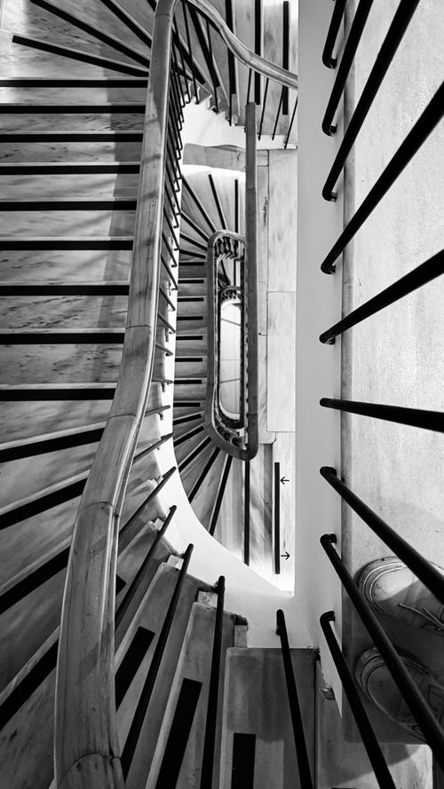 Free Monochrome view of a spiral staircase from above in İstanbul, Türkiye. Stock Photo